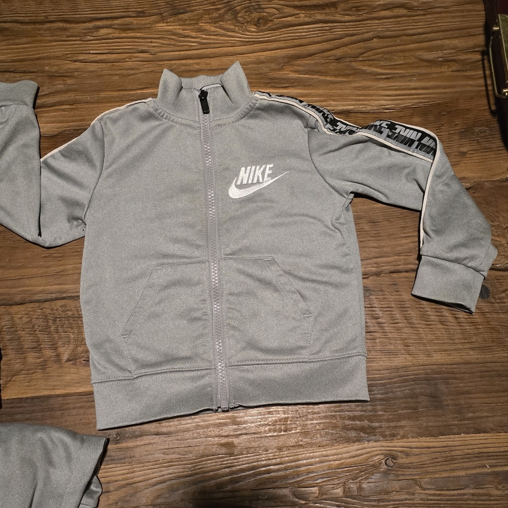 Nike Gray Zip-Up Jacket And Pants
